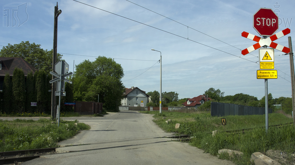 Czy w tej sytuacji wolno Ci przejechać przez przejazd kolejowy bez zatrzymywania się, jeśli upewniłeś się wcześniej, że nie nadjeżdża pociąg?