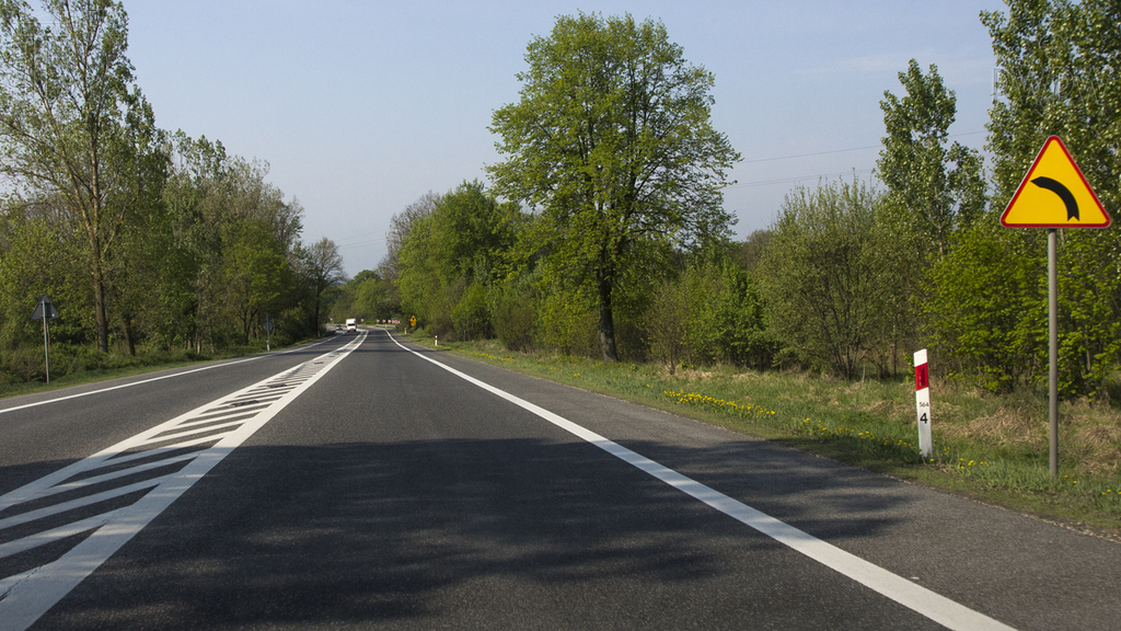 Czy w przedstawionej sytuacji jesteś ostrzegany o kilku niebezpiecznych zakrętach w lewo?
