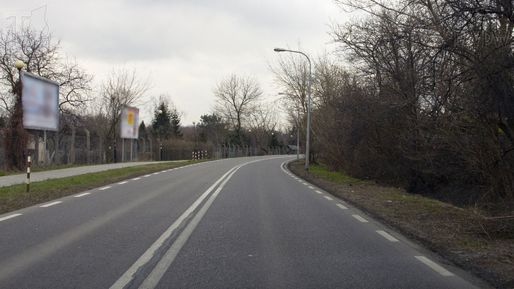 Jedziesz z prędkością 80 km/h. Jaka pozycja początkowa zapewni Ci optymalny tor jazdy po zakręcie?