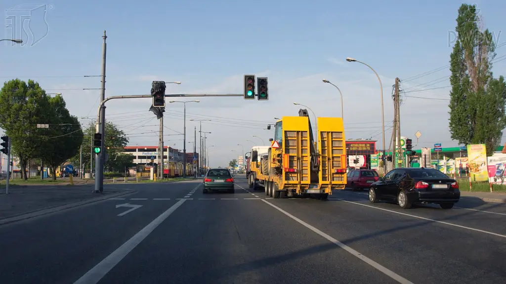 Czy w tej sytuacji obowiązuje zakaz wyprzedzania pojazdu członowego ?
