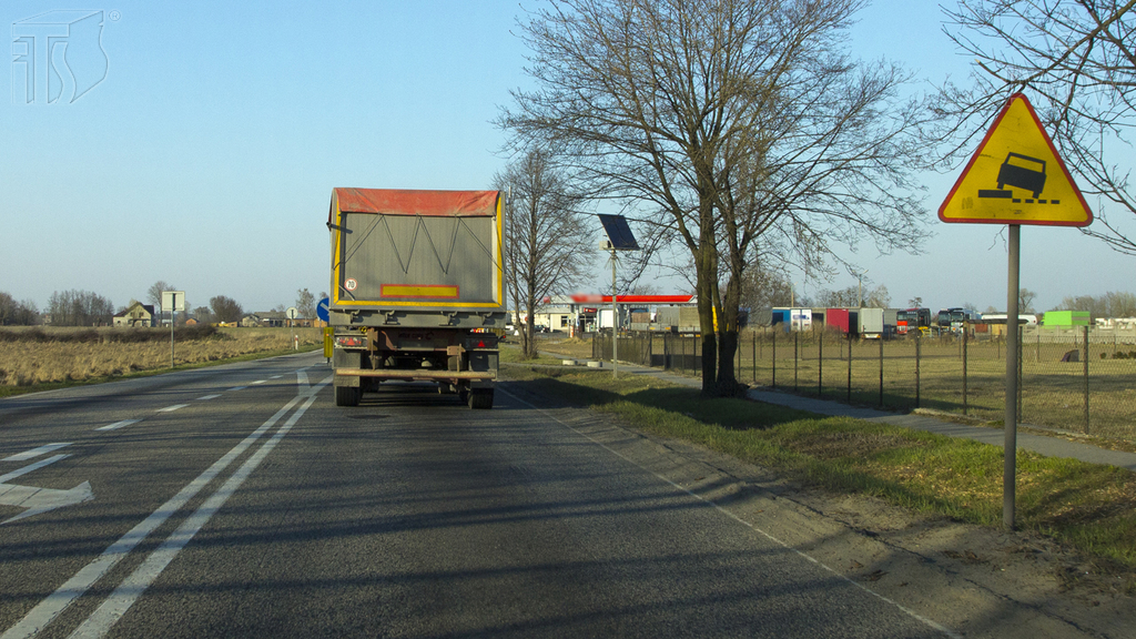 Czy w przedstawionej sytuacji, wjeżdżając na pobocze, powinieneś zrobić to ostrożnie i znacznie zmniejszyć prędkość?