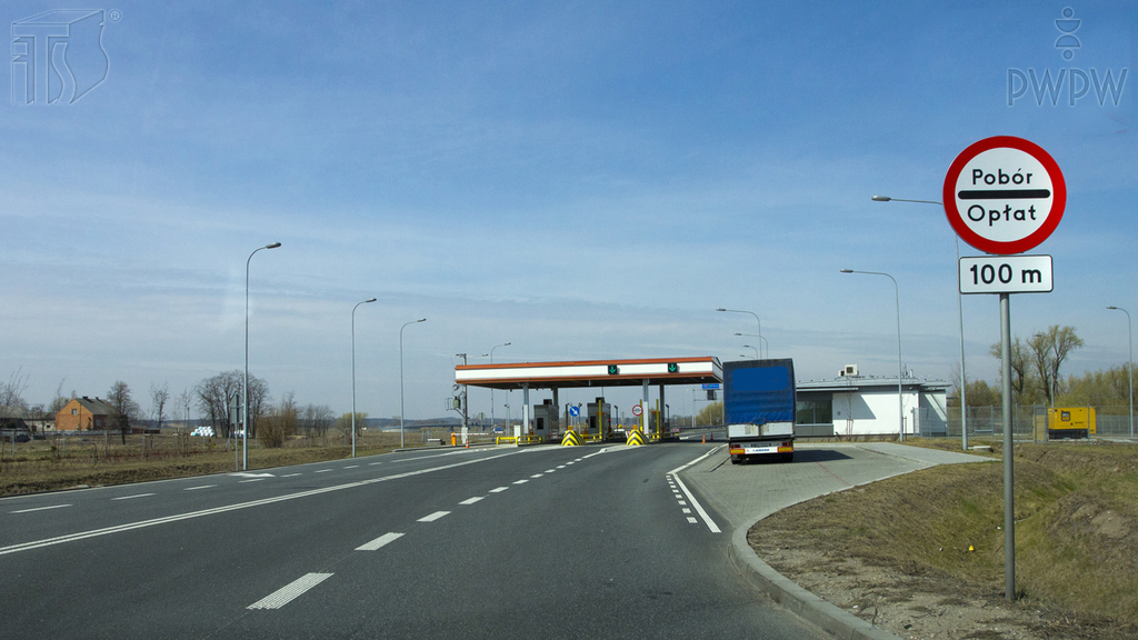 Czy umieszczona pod widocznym znakiem zakazu tabliczka wskazuje odległość od miejsca, w którym ten zakaz obowiązuje?