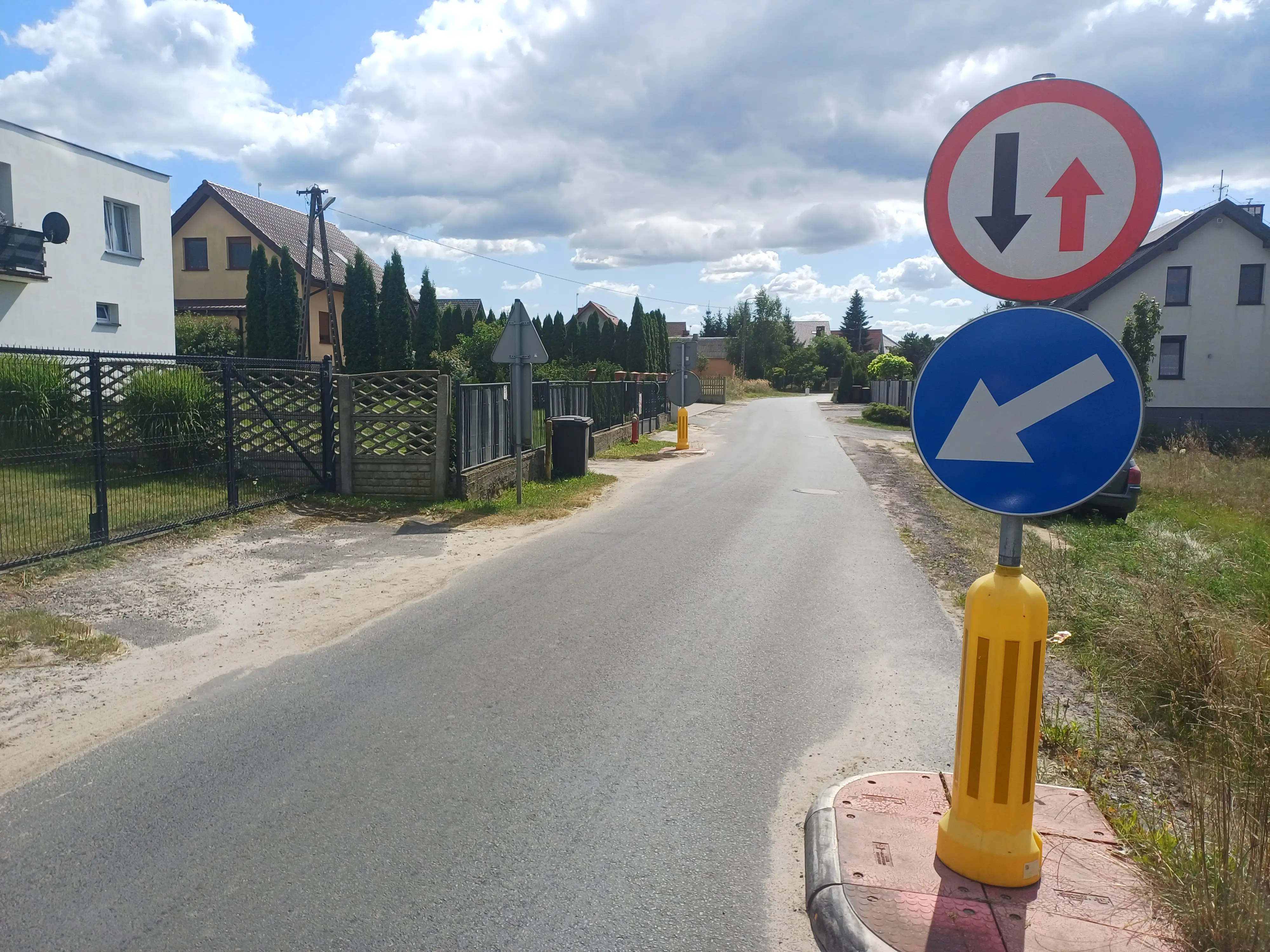 Czy ten znak oznacza, że masz pierwszeństwo przed pojazdem nadjeżdżającym z przeciwnej strony?