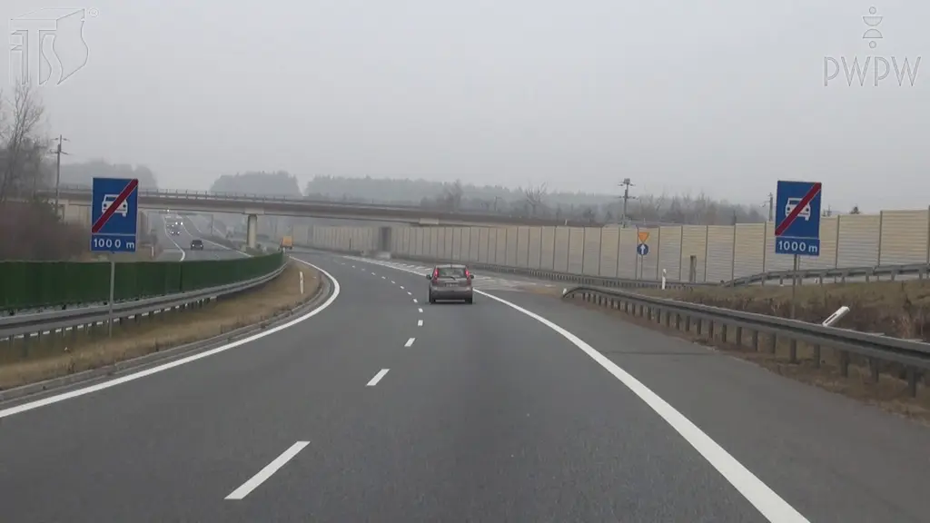 Czy w tej sytuacji obowiązuje Cię zakaz wyprzedzania poprzedzającego pojazdu z jego lewej strony ?