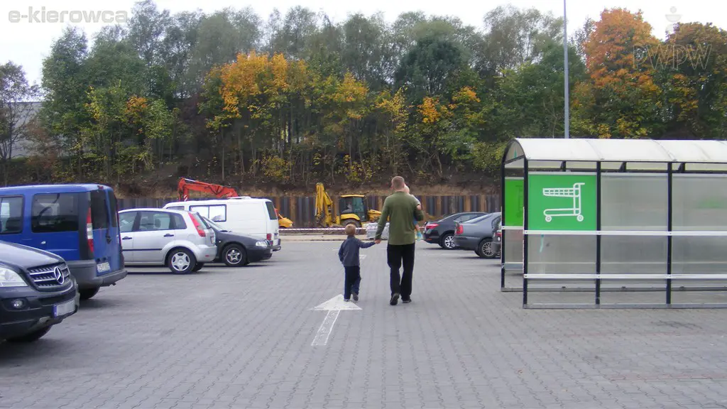 Czy  kierujący pojazdem podczas jazdy po placu, na którym ze względu na brak wyodrębnienia jezdni i dróg dla pieszych, ruch pieszych i pojazdów odbywa się po tej samej powierzchni, ma pierwszeństwo przed pieszymi poruszającymi się po tym placu?