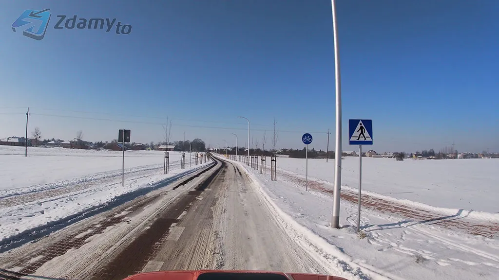 Czy w tej sytuacji wolno Ci kontynuować jazdę przez przejście dla pieszych bez zatrzymania?
