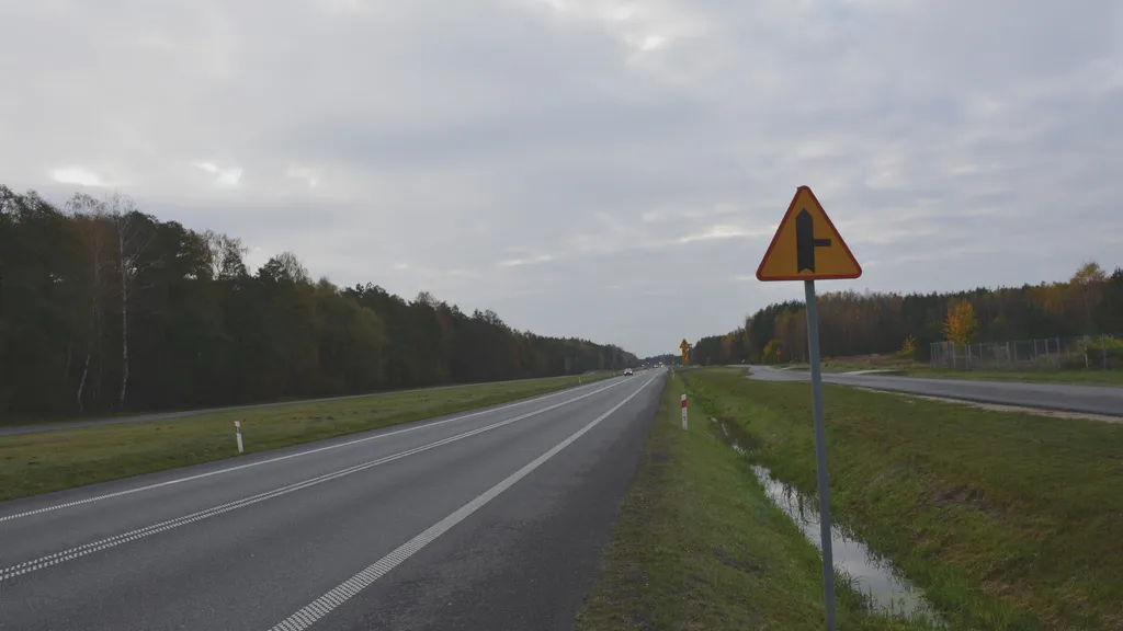 Czy na najbliższym skrzyżowaniu masz pierwszeństwo przed pojazdem nadjeżdżającym z prawej strony?