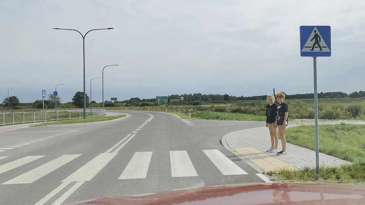 Czy w tej sytuacji masz prawo kontynuować jazdę bez zwracania uwagi na zachowanie pieszych?
