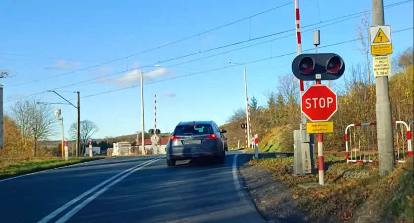 Czy w tej sytuacji masz prawo wyprzedzić poprzedzający pojazd, aby jak najszybciej przejechać przez przejazd kolejowy ?
