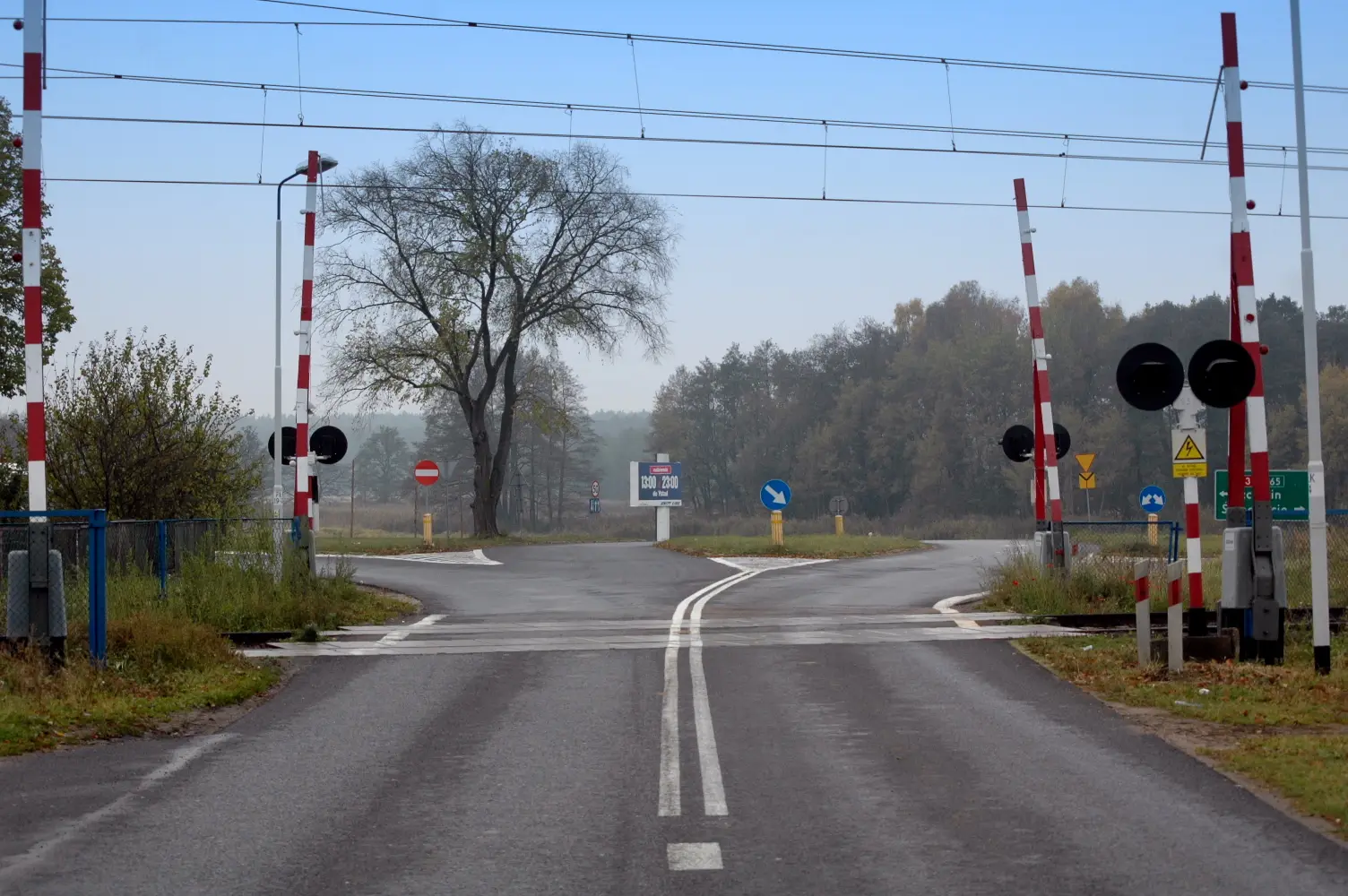 Czy zbliżając się do przejazdu kolejowego z zaporami powinieneś uwzględniać, że wskutek różnych przyczyn  urządzenia zabezpieczające mogą na czas nie zamknąć przejazdu ?
