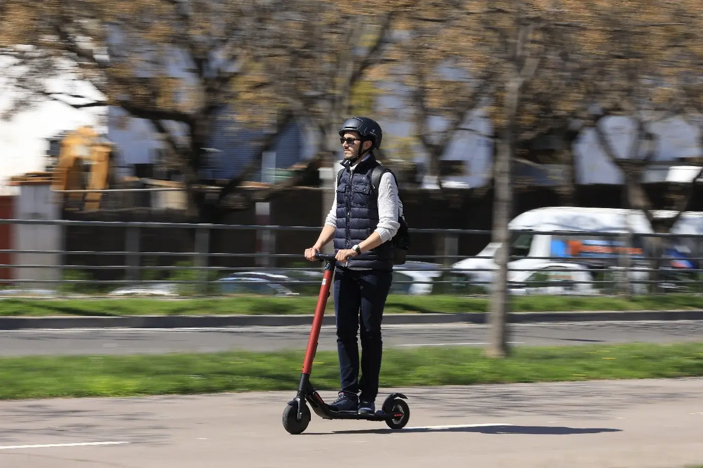 Czy wolno Ci jadąc jezdnią kierować hulajnogą elektryczną z prędkością 30 km/h ?