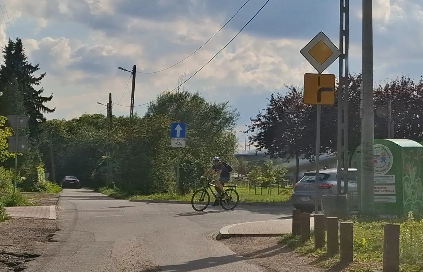 Czy w tej sytuacji jadąc na wprost masz pierwszeństwo przed rowerzystą?