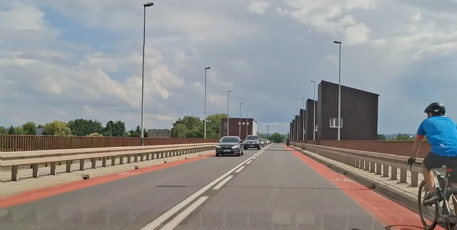 Czy wyprzedzając rower jadący pasem ruchu dla rowerów musisz zachować od niego odstęp boczny o wielkości co najmniej 1m ?