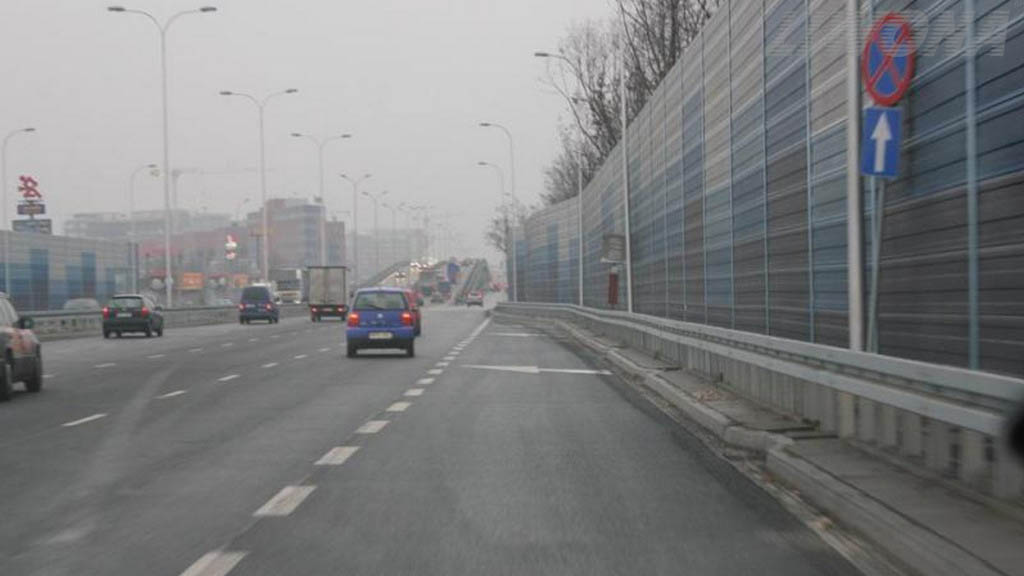 Czy w widocznej sytuacji konieczne jest włączenie kierunkowskazu w celu zasygnalizowania zmiany pasa ruchu?