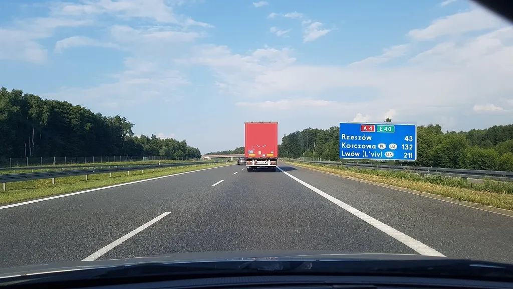 Jaki minimalny odstęp masz obowiązek utrzymywać od pojazdu poprzedzającego?